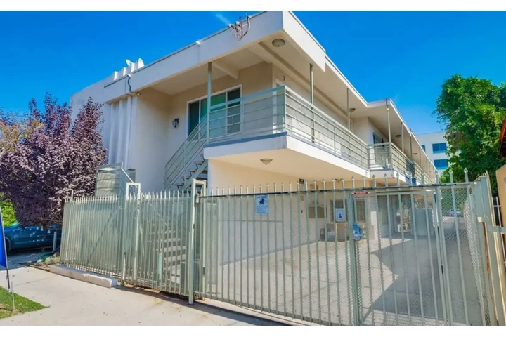 $2000 : 2 bed 2 bath in James M wood image 1