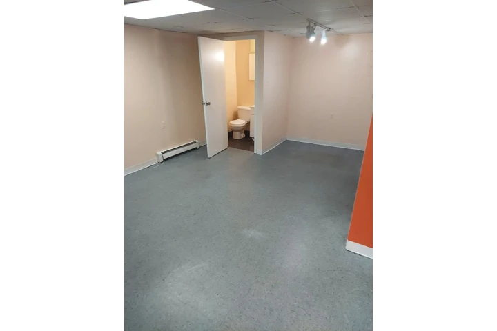 $1000 : Oficina  Junction Bvd 40ave. image 4