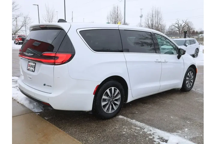 $26777 : Chrysler Pacifica Plug-In Hy image 10