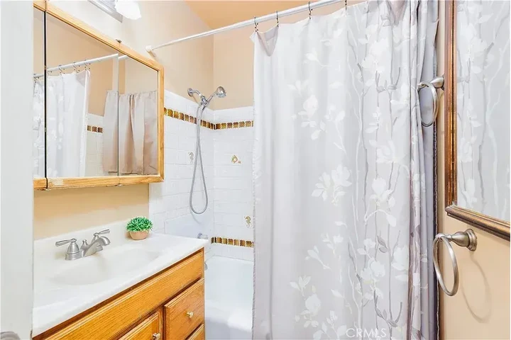 $1400 : 3 Bedrooms - Renta image 6