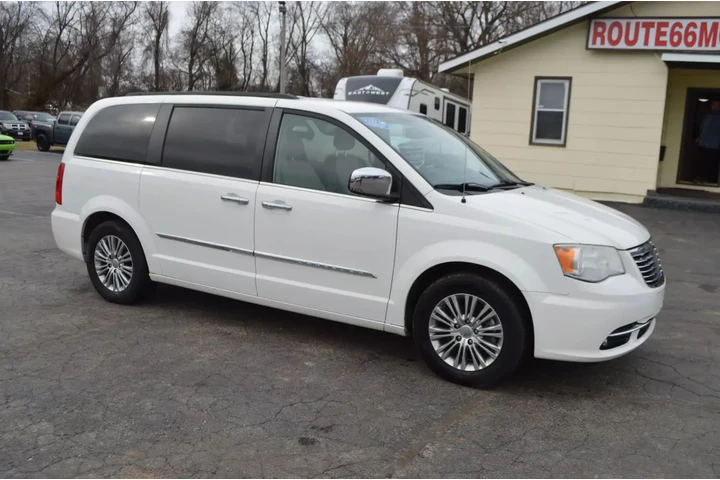 $9995 : 2013 CHRYSLER TOWN & COUNTRY image 10