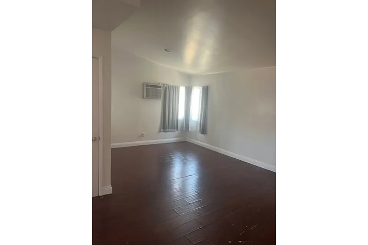 NORTH HOLLYWOOD APARTMENT image 2