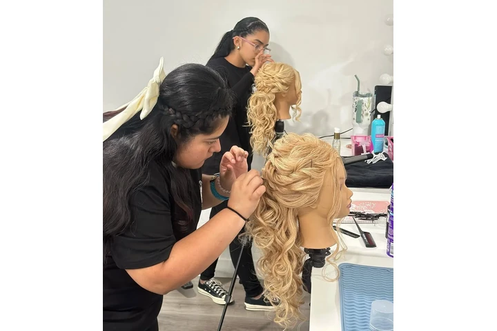 CLASES MAQUILLAJE Y PEINADO image 10