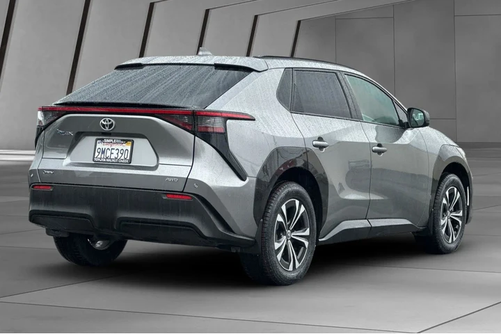 $22300 : Toyota bZ4X 2024 AWD XLE 4dr image 4