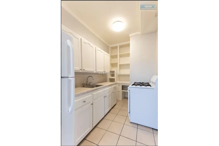 $1195 : 43rd Place Apartments image 2