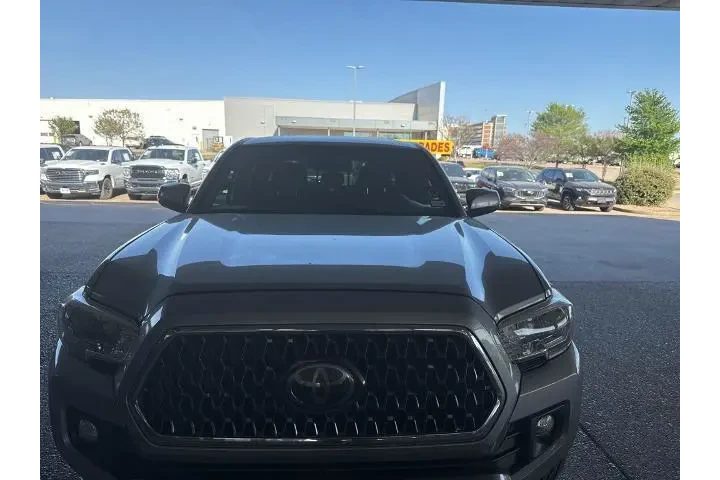 $28025 : Toyota Tacoma 2019 4x4 SR5 V image 1