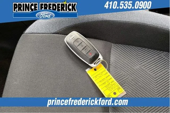 $14915 : Nissan Versa 2023 SV 4dr Sed image 10