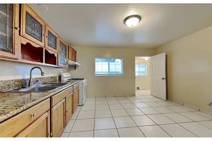 $3343 : Available 3Bed 2Bat in LA image 3