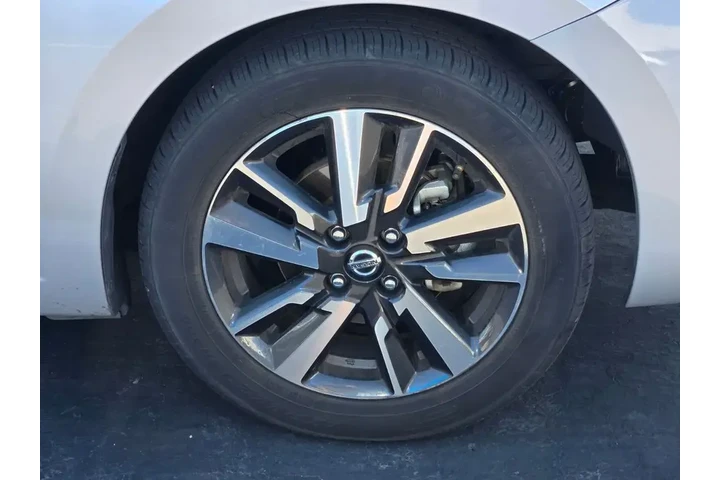 $10676 : Nissan Versa 2021 SV 4dr Sed image 3