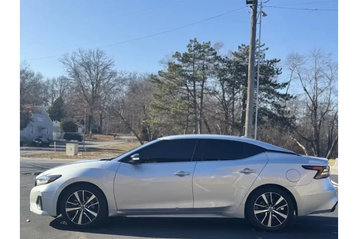 $12999 : 2021 Maxima 3.5 SV image 8