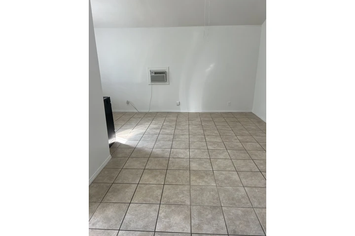 $1500 : Studio de Renta en Downey Ca image 2