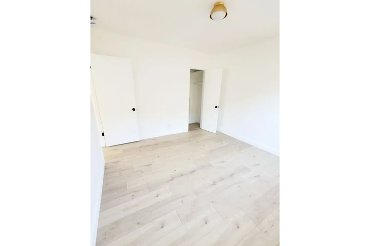 $1950 : 2 Bed Home in Vermont Ave, LA image 7