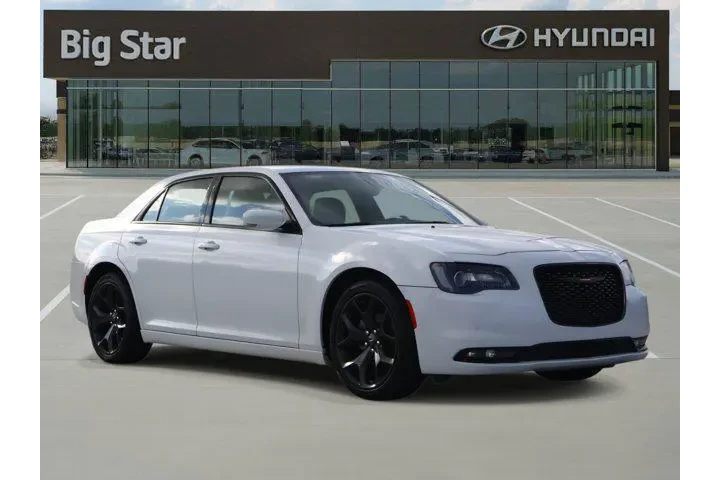 $23988 : Chrysler 300 2023 S V6 4dr S image 6