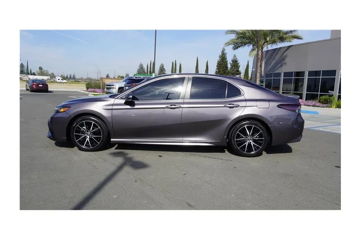 $24984 : 2022 Camry SE Sedan 4D image 9