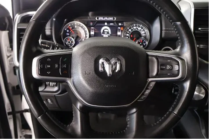 $33835 : Ram 1500 2021 4x4 Laramie 4d image 3
