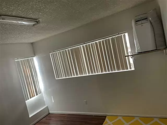 $1050 : cuarto en reseda todo incluido image 2