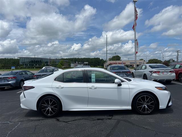 $24390 : PRE-OWNED 2022 TOYOTA CAMRY SE image 8