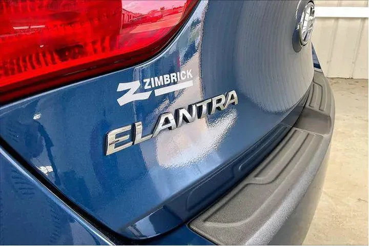 $10490 : Hyundai ELANTRA GT 2016 4dr image 9