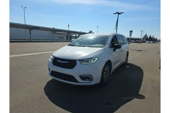 $26400 : Chrysler Pacifica Plug-In Hy image 3