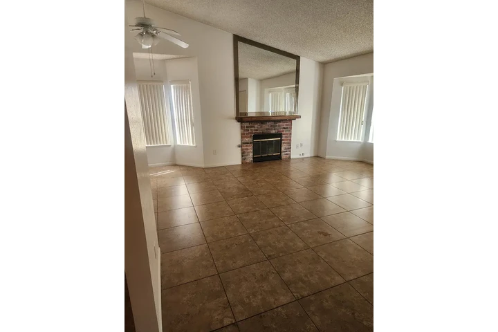 $1400 : Fontana - Available image 4