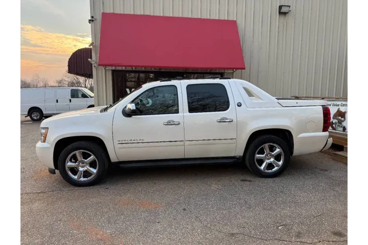 $12999 : 2013 Avalanche LTZ Black Diam image 9
