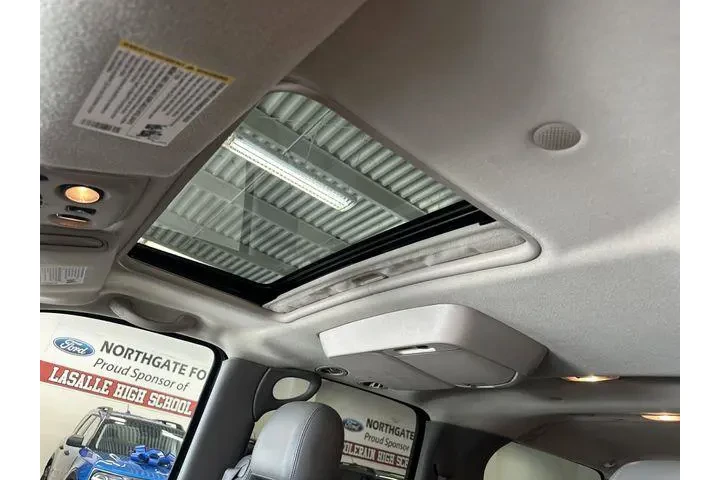 $7000 : Chevrolet Suburban 2004 1500 image 3