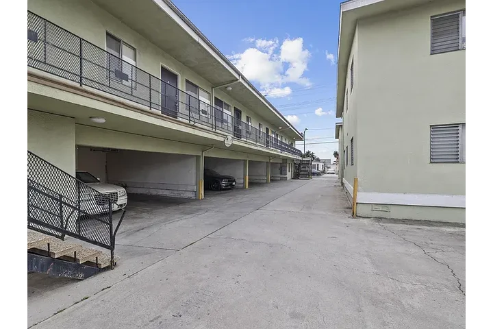 $1000 : Modern 1BD 1BT available image 2