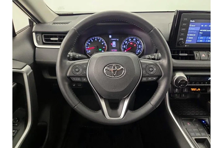 $29998 : Toyota RAV4 2021 AWD XLE Pre image 10