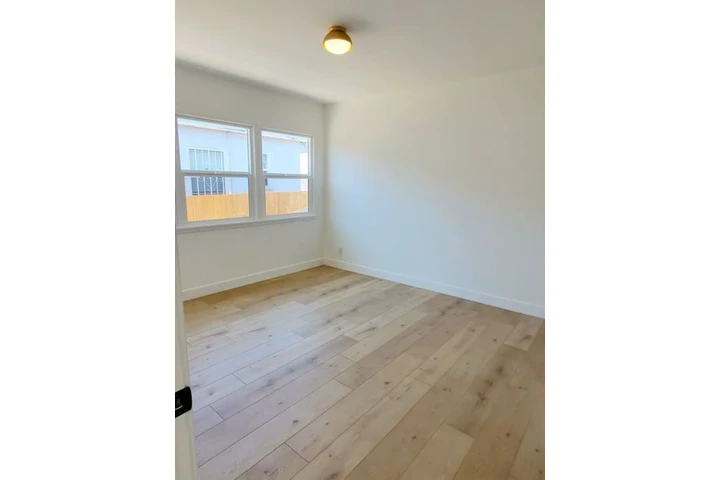 $1950 : 2 Bed Home in Vermont Ave, LA image 8