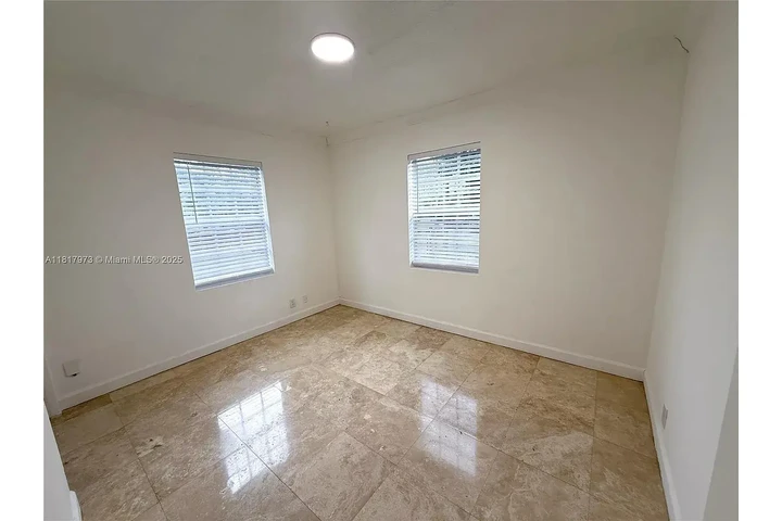 $800 : charming HOME ..Miami, FL image 4