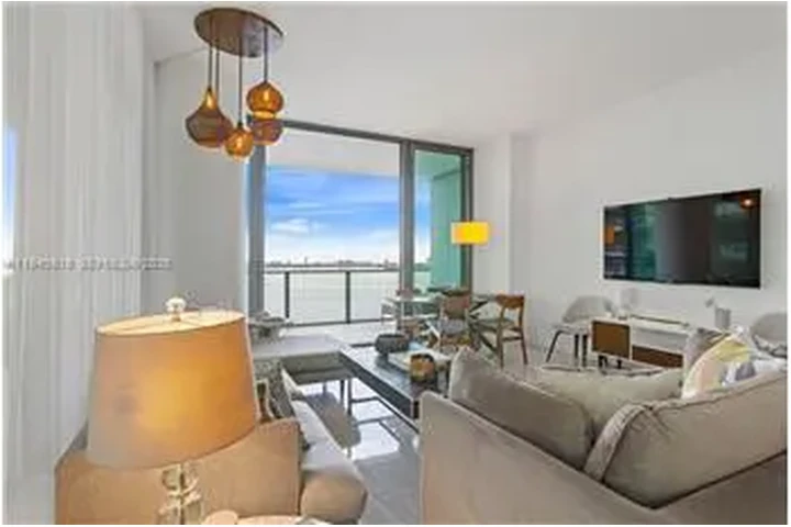 $9000 : Rental property with 3 bedro image 3