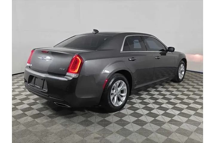 $25998 : Chrysler 300 2023 Touring 4d image 8