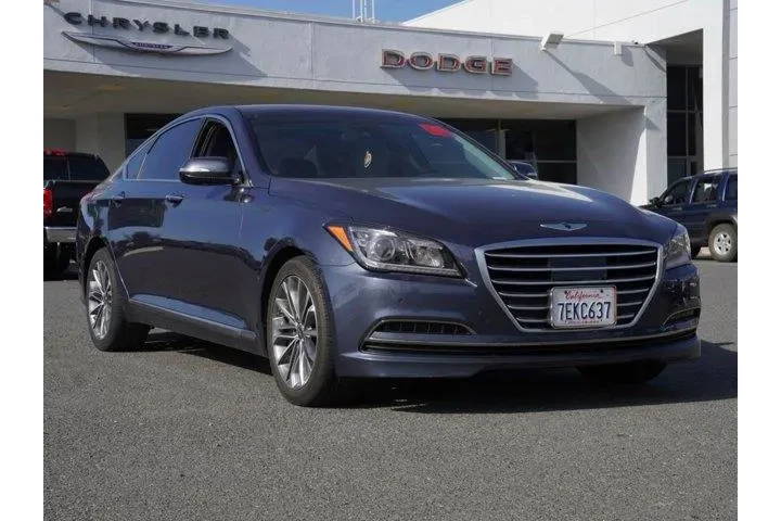 $15925 : Hyundai Genesis 2015 3.8L 4d image 2