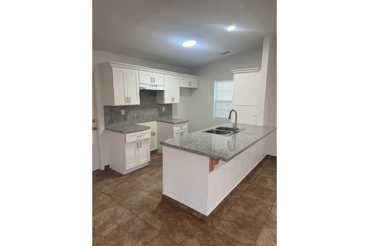 $1200 : Renta Listo 3 Bedroom 🏠 image 2