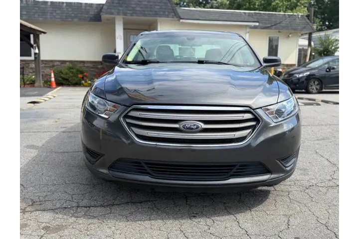 2017 Taurus SE image 9