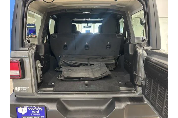 $33990 : Jeep Wrangler Unlimited 2022 image 9