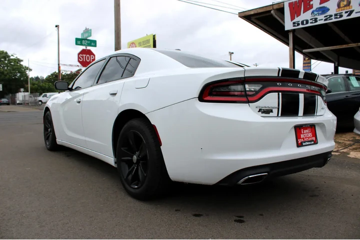 $12795 : 2015 Charger 4dr Sdn SXT RWD image 4