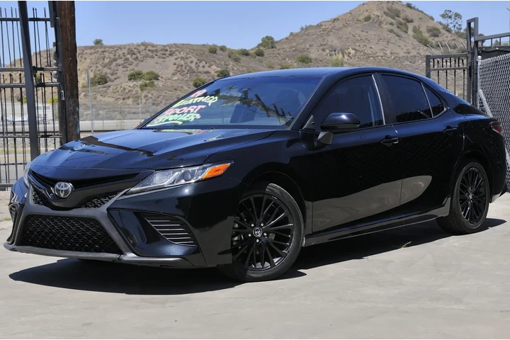 2019 Toyota Camry SE image 3