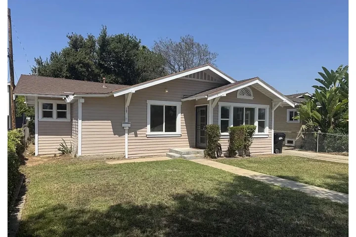 $3000 : Charming Single-Family House image 10