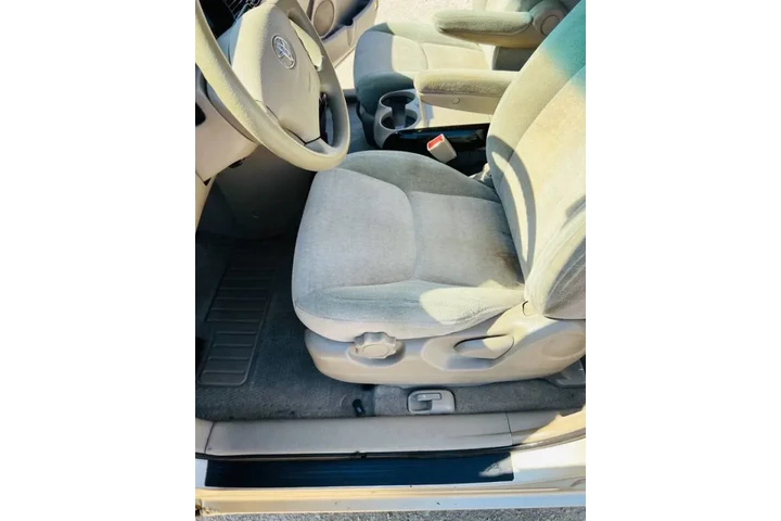 $5799 : 2004 Sienna LE 8 Passenger image 9
