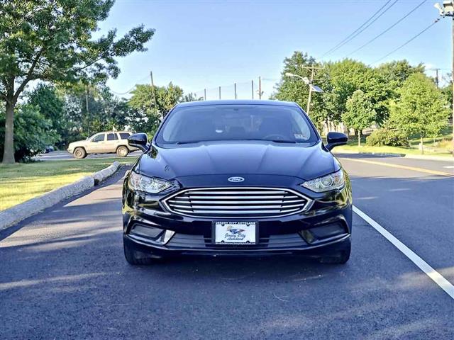 2017 Fusion SE image 2