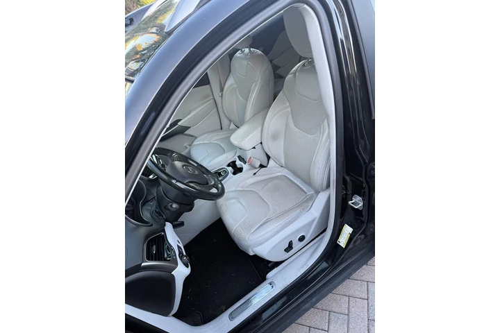 $9000 : 2019 Jeep Cherokee LTD image 5