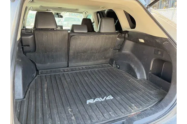 $19900 : Toyota RAV4 2022 XLE Premium image 5