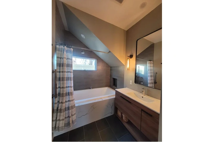 $3150 : 3 bedroom house available image 5