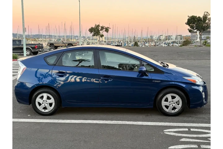 $10988 : 2011 Prius II image 5