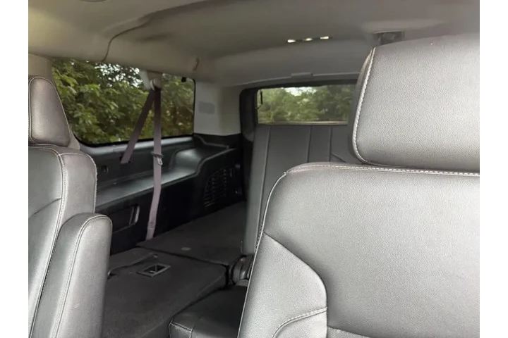 2017 Suburban LT image 7