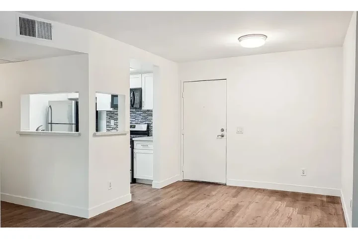 $1450 : 1Bed 1 bath Apt in Koreatown image 6