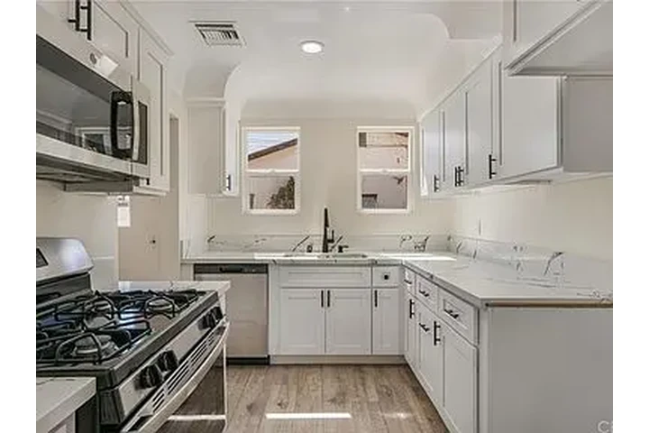 $1100 : Carson con garaje independient image 2