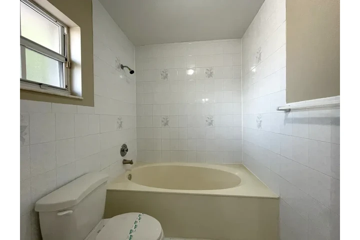 $3000 : 3 beds and 2 bath house image 5