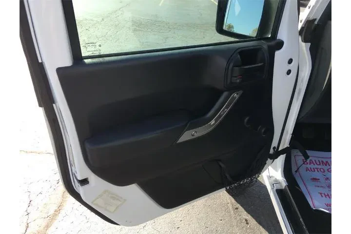 $13000 : Jeep Wrangler 2015 4x4 Sport image 2